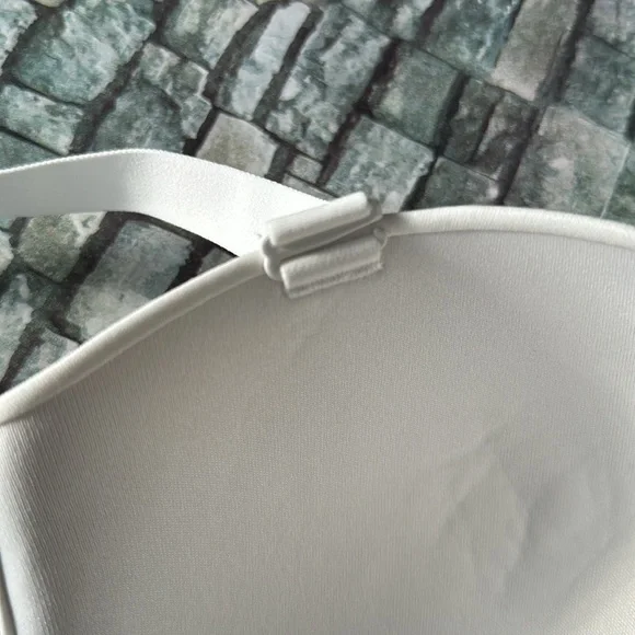 SKIMS Fits Everybody Strapless Bra Sz 46D - Picture 4 of 8
